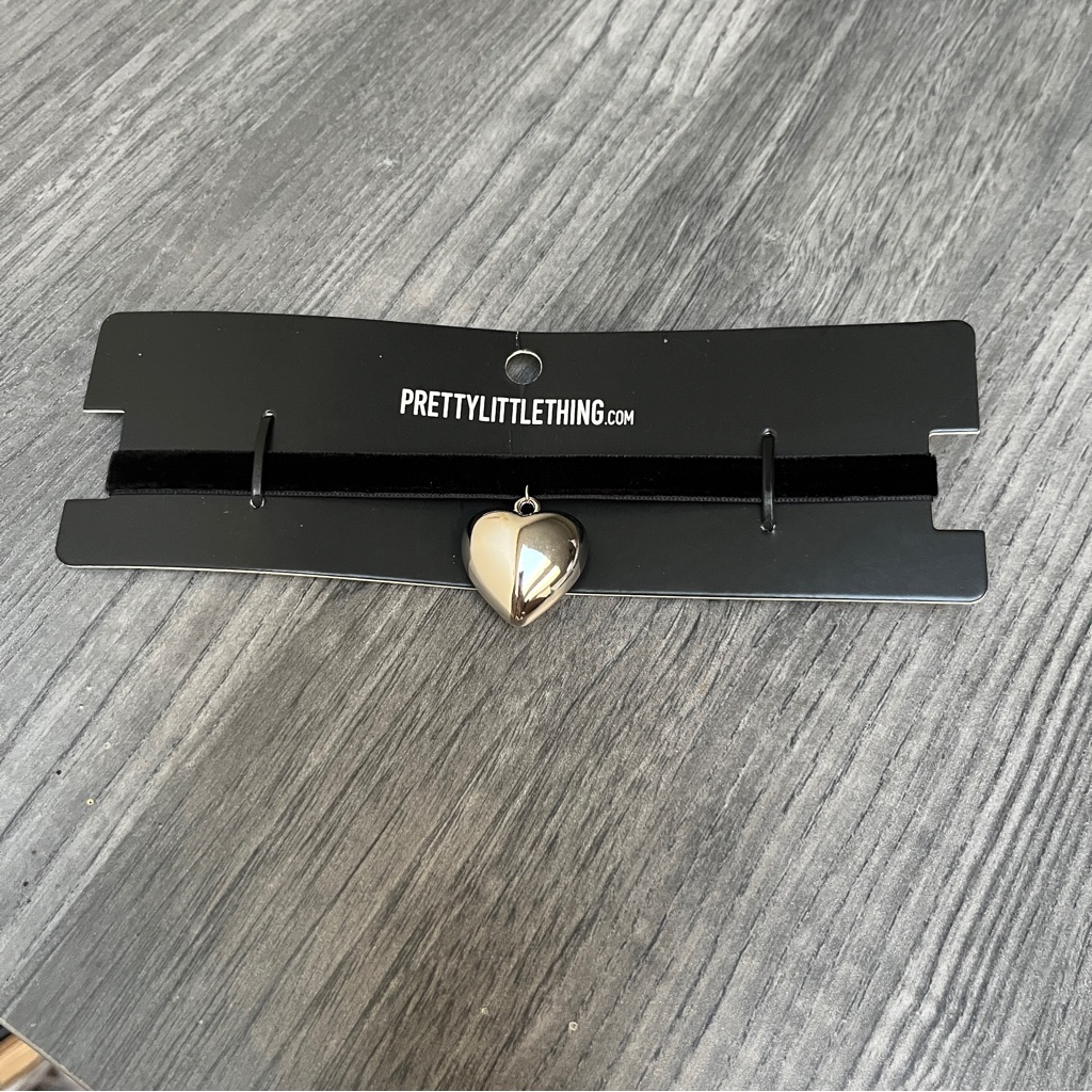 New Prettylittlething Silver Puff Heart Choker 10$